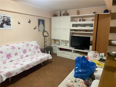 Apartamemt 3 camere de vanzare in Focsani, zona ultracentrala ,et 2/4 , decomandat renovat si mobilat complet - Focsani