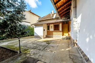 Vilă 5 camere, teren 1.500 mp cu livadă, garaj dublu - Arad