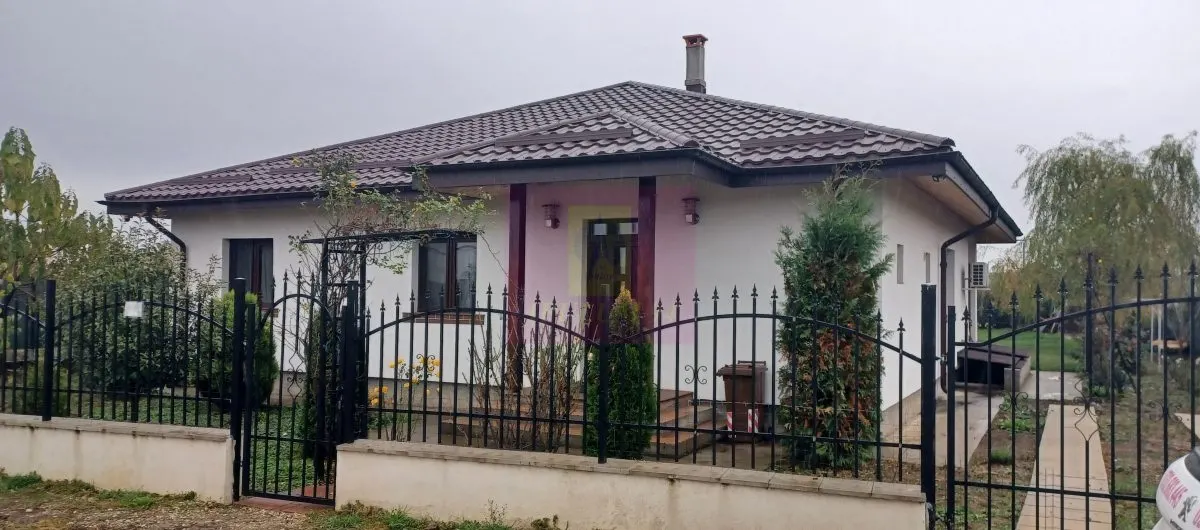 Casă 4 camere Sabareni - poza 1
